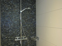 [b]Duschsystem[/b] Hansgrohe CROMA 220, [b]Drahtseifenhalter[/b] KEUCO Eckmodell